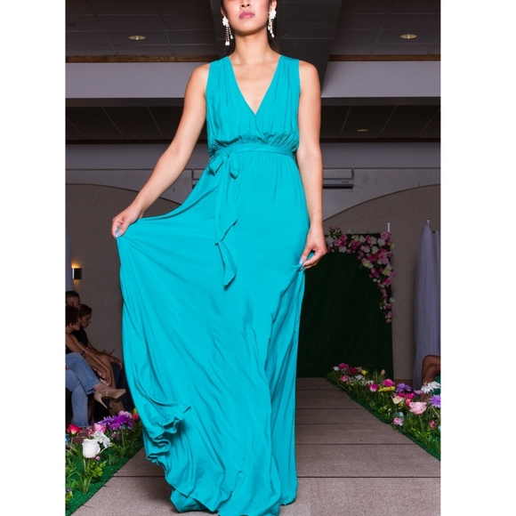 Sleeveless Emerald Maxi Dress - Picture 2 of 5